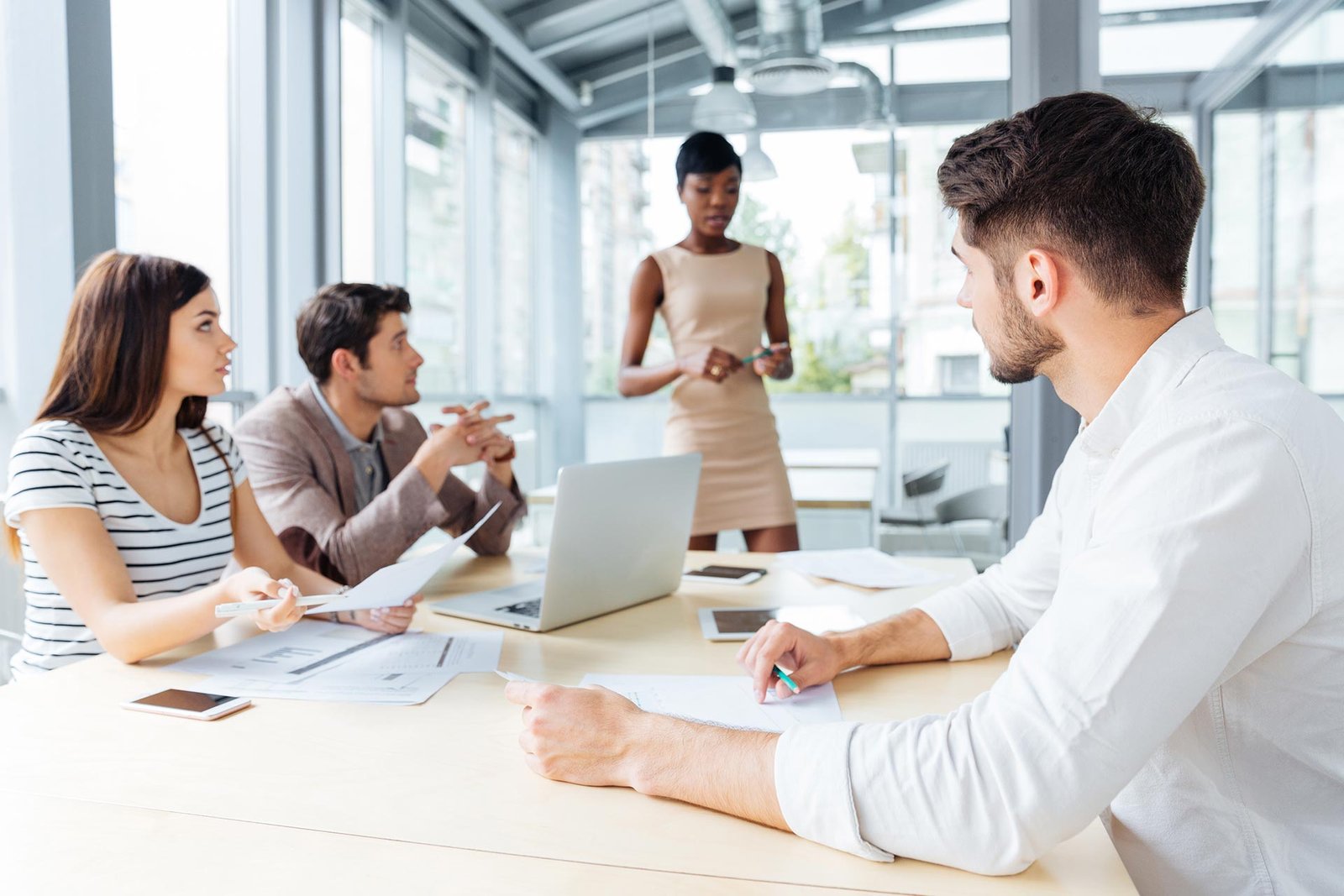 News 1 businesspeople sitting at the table on a meeting 2021 04 02 22 40 38 utc
